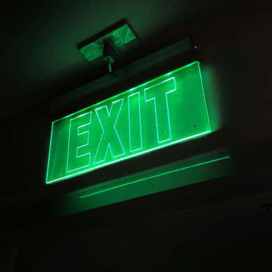 Neongrünes Exit Zeichen.