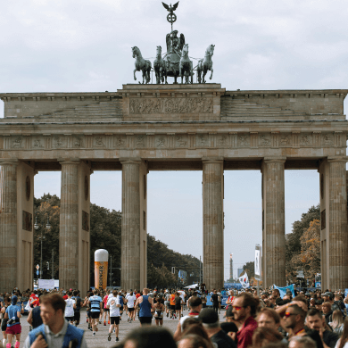 Läufer laufen durch das Brandenburger Tor während des Berlin Marathons.