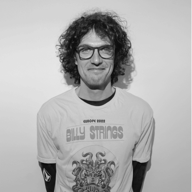 Schwarz-Weiß Portrait von Cannabis Sommelier Tim