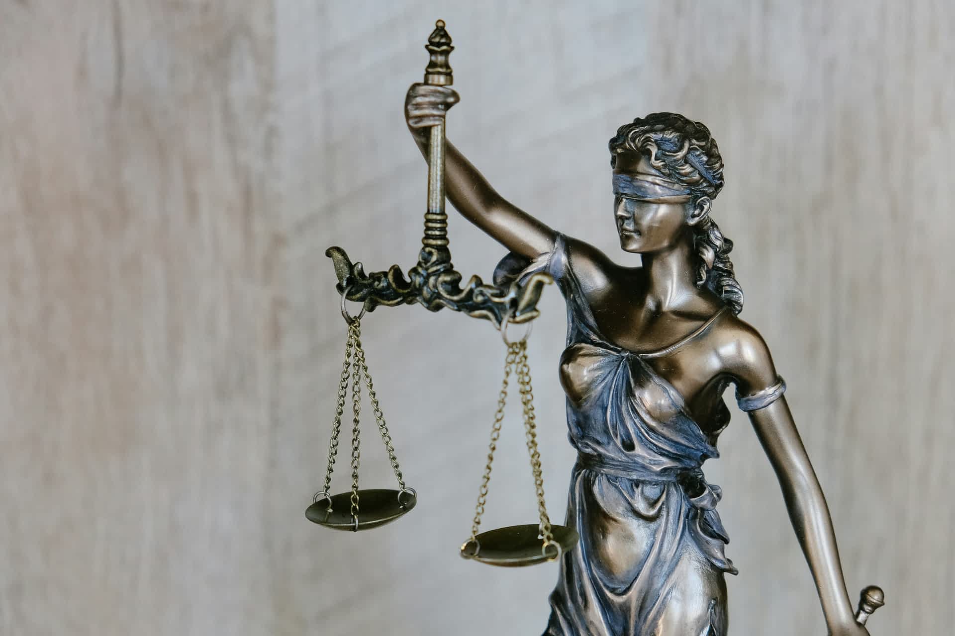 Symbolbild Justitia – Gesetzliche Regelung und Jugendschutz bei Cannabis unter 18 Jahren in Deutschland