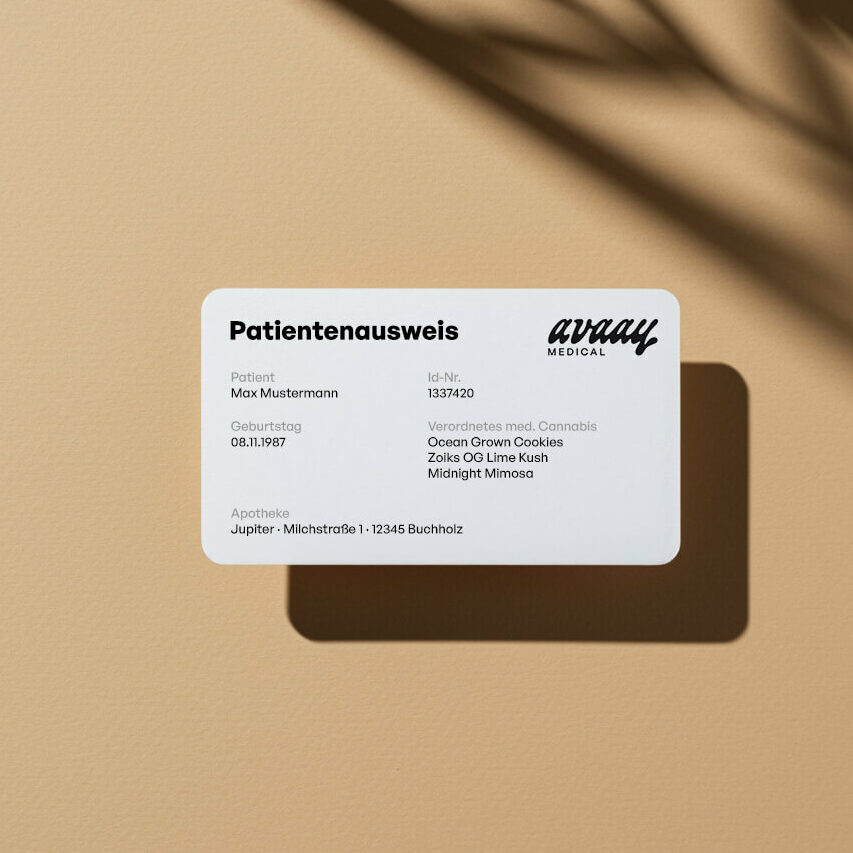 Beispielhafter Cannabis-Patientenausweis mit allen erforderlichen Informationen zu Patient, verordnetem Cannabis und der ausstellenden Apotheke